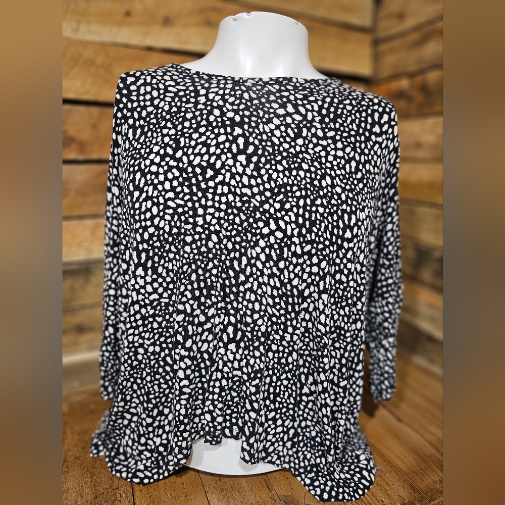 Size small half moon‎ black and white top